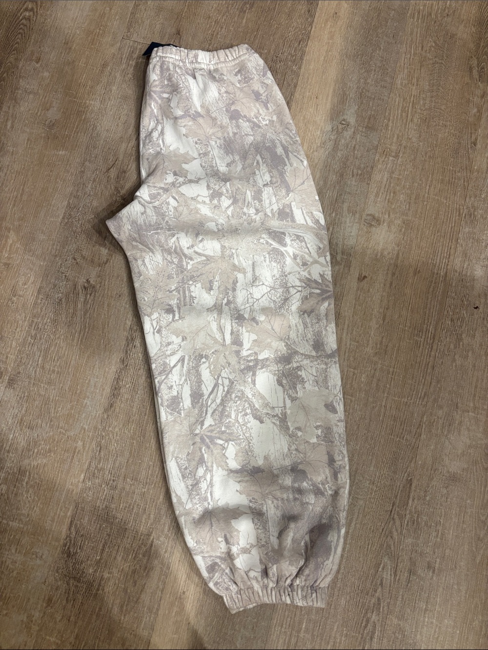 HOLLISTER Neutral Leaf-Print Drawstring Sweatpants - Picture 4 of 4
